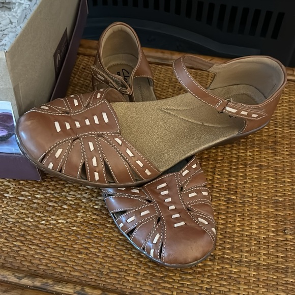 Clarks Wendy soft cushion tan/brown closed toe sandals, kitten heel size 11w - Picture 2 of 6